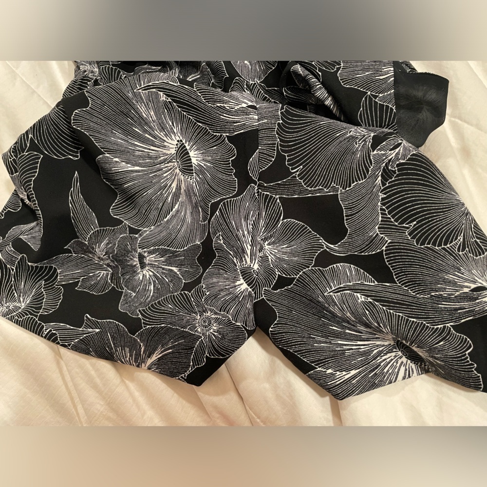 Loft outlet small petite romper. Black and white floral sleeveless EUC. M - Picture 5 of 5